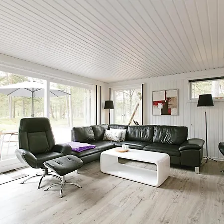 Three-bedroom In Nexo Holiday home Vester Somarken