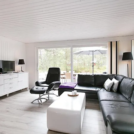 Three-bedroom In Nexo Vester Somarken