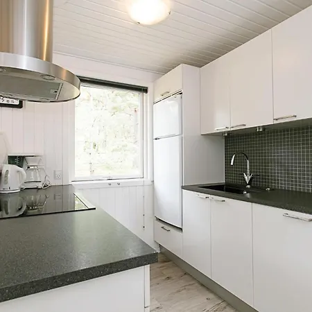 Three-bedroom In Nexo Holiday home Vester Somarken