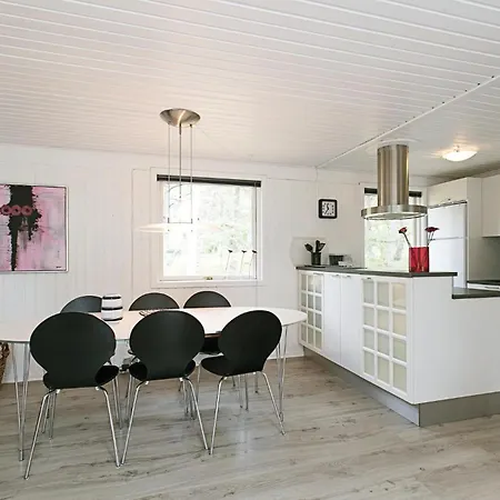 Three-bedroom In Nexo * Vester Somarken