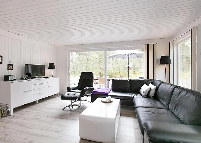 Three-bedroom In Nexo Vester Somarken